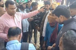 घटनास्थल पर मौजूद स्थानीय लोग