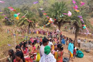 मंदिर में पूजा करने के लिए श्रद्धालुओं की लगी लंबी कतार