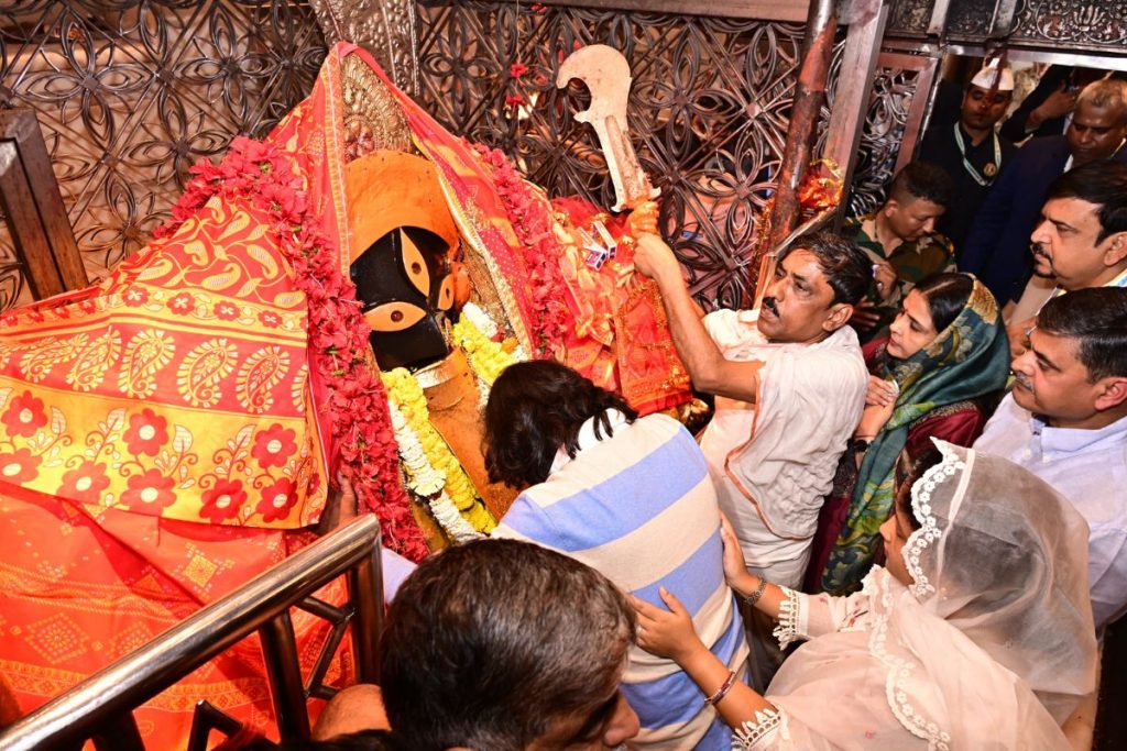 Photos: मां काली की शरण में हेमंत सोरेन, कोलकाता के कालीघाट मंदिर में ऐसे की पूजा 1 Hemant Soren Kalpana Murmu Soren Kalighat