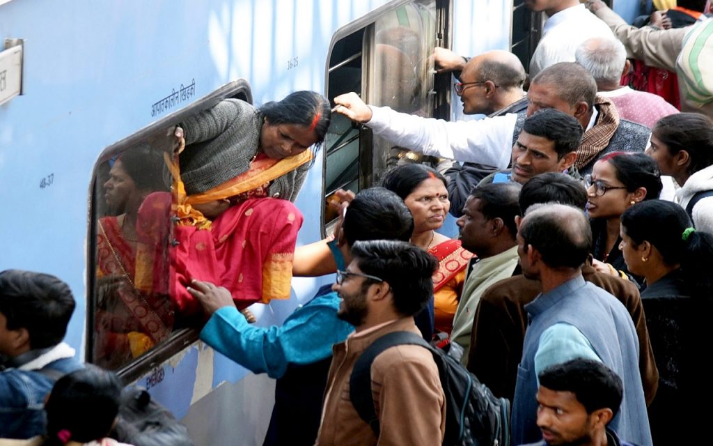 Photos: खिड़की से ट्रेन में घुस जाएंगे, महाकुंभ तो जाएंगे… स्पाइडरमैन बनी बिहार की महिलाओं को देखिए 7 Dsgfghj
