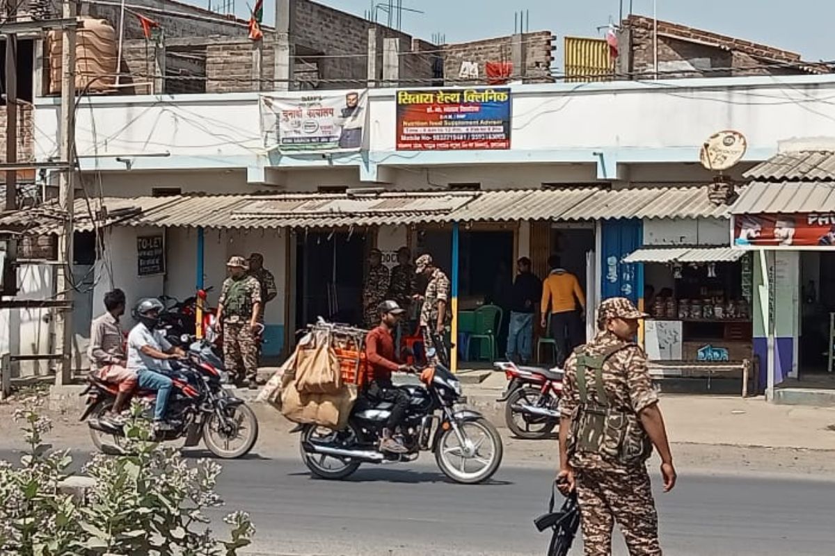 पार्टी कार्यालय के बाहर तैनात सुरक्षा बल के जवान