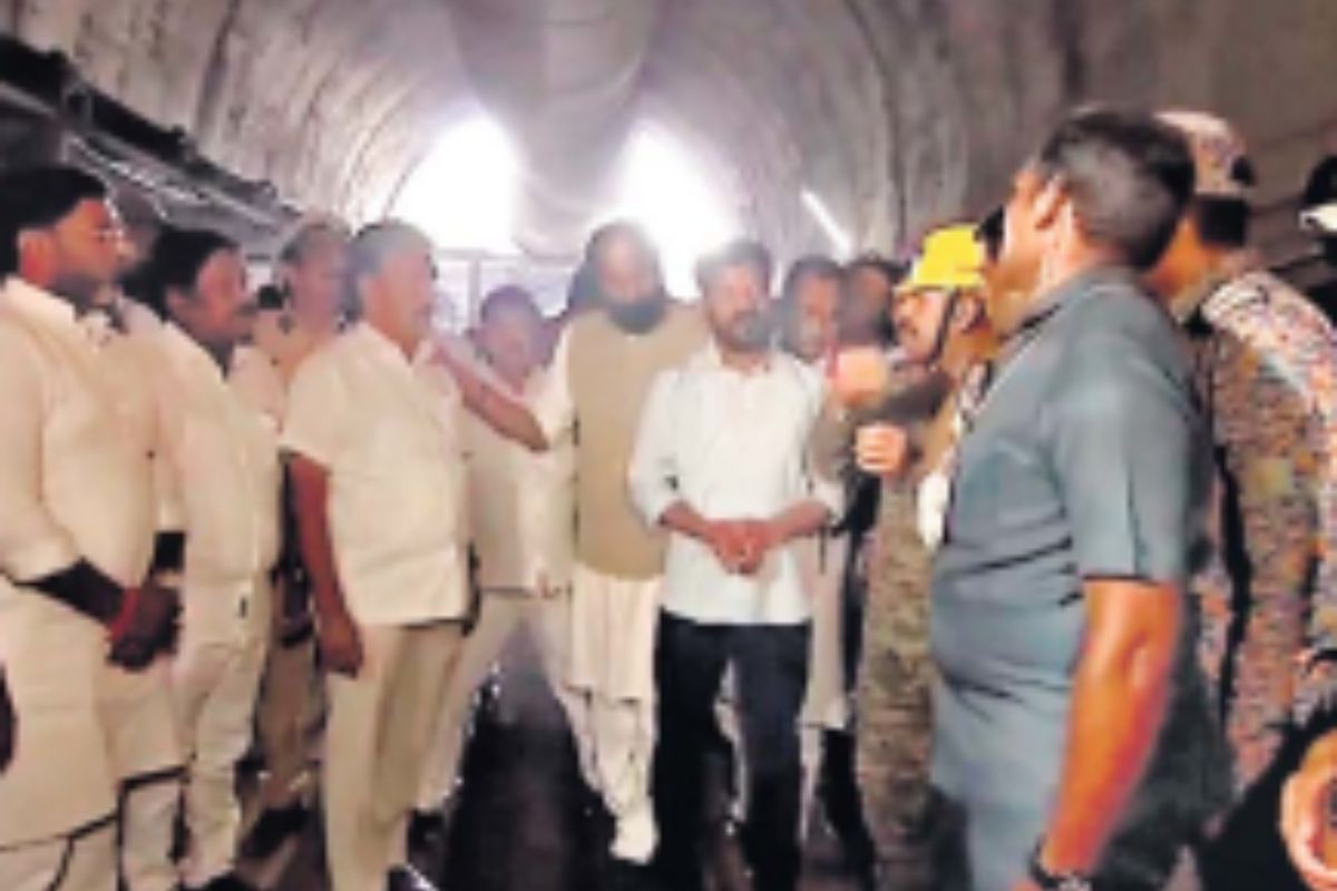 सुरंग में घुसकर घटना की जानकारी लेते तेलंगाना के सीएम