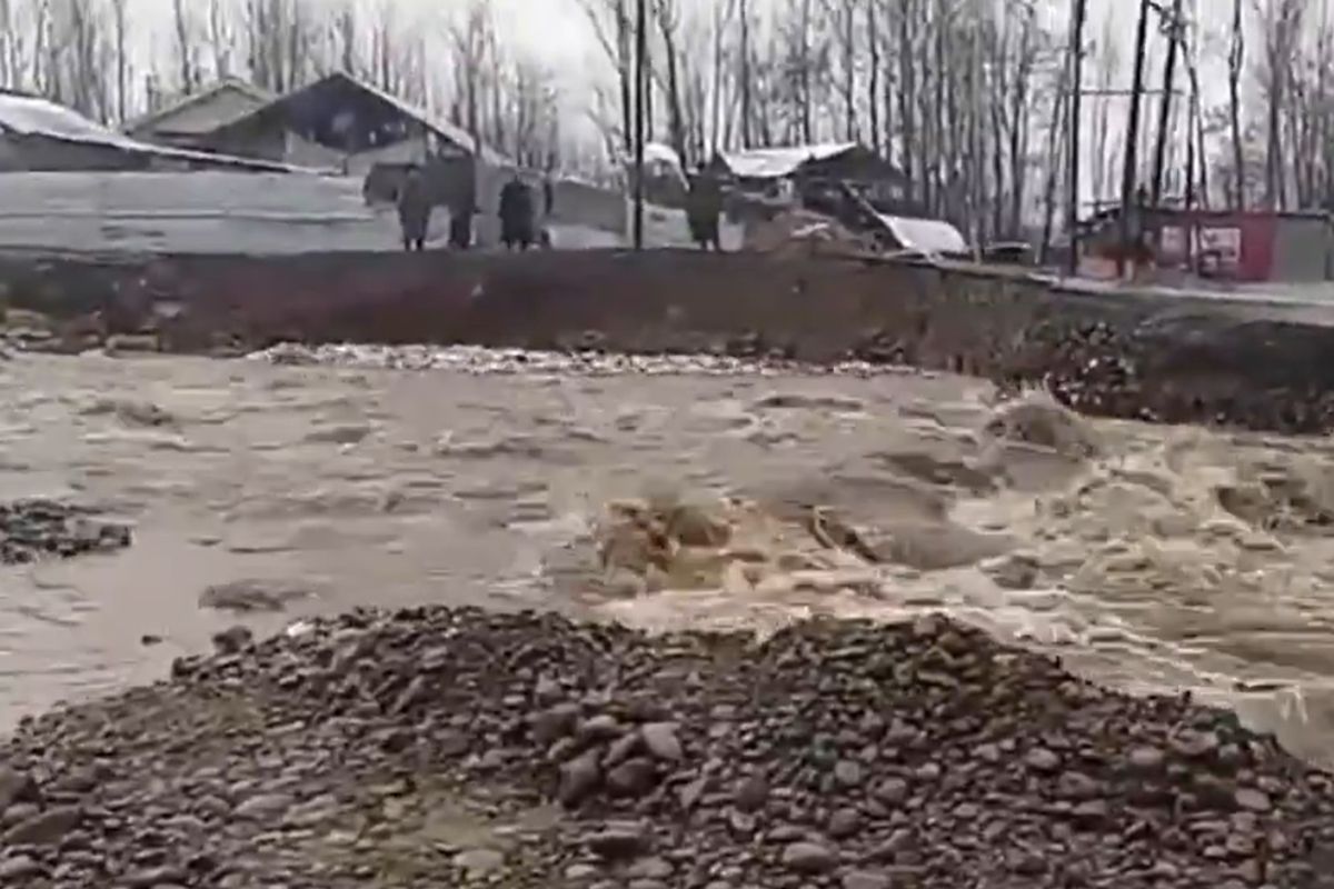 Heavy Rainfall: कश्मीर के कुलगाम में भारी बारिश के बाद बाढ़ ने मचाई तबाही, सड़क टूटने से यातायात प्रभावित