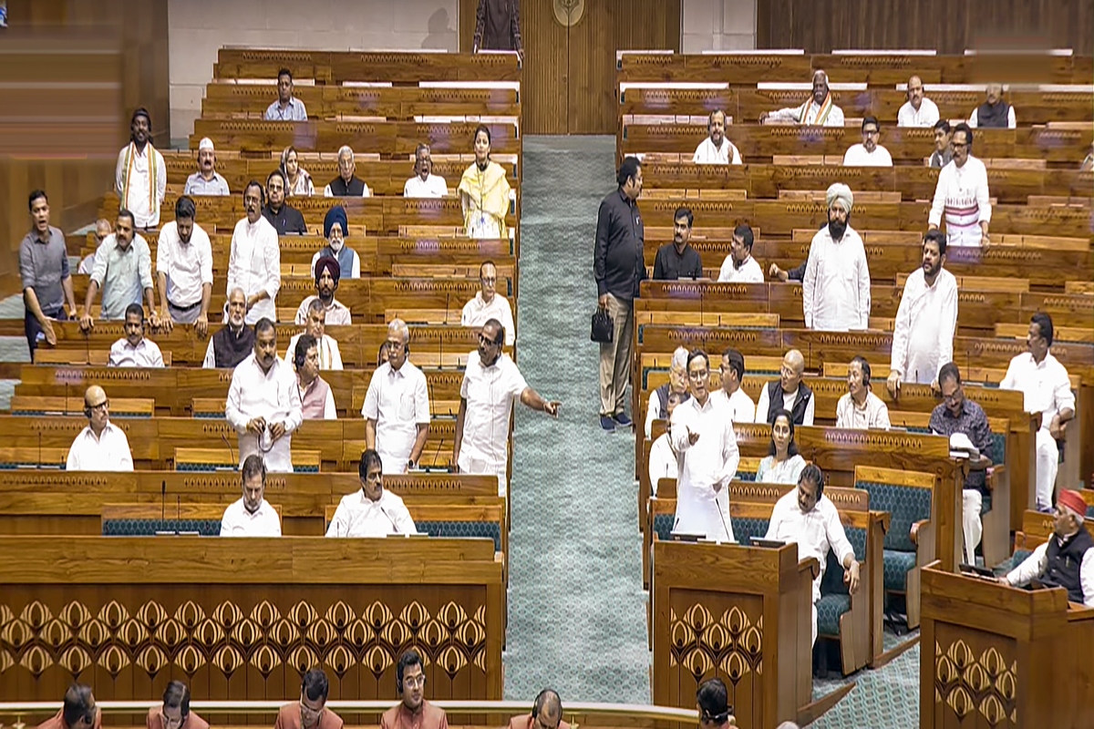 Immigration and Foreigners Bill 2025: अवैध अप्रवास पर लगेगा लगाम! मोदी सरकार लाई है नया बिल, विपक्ष ने किया विरोध