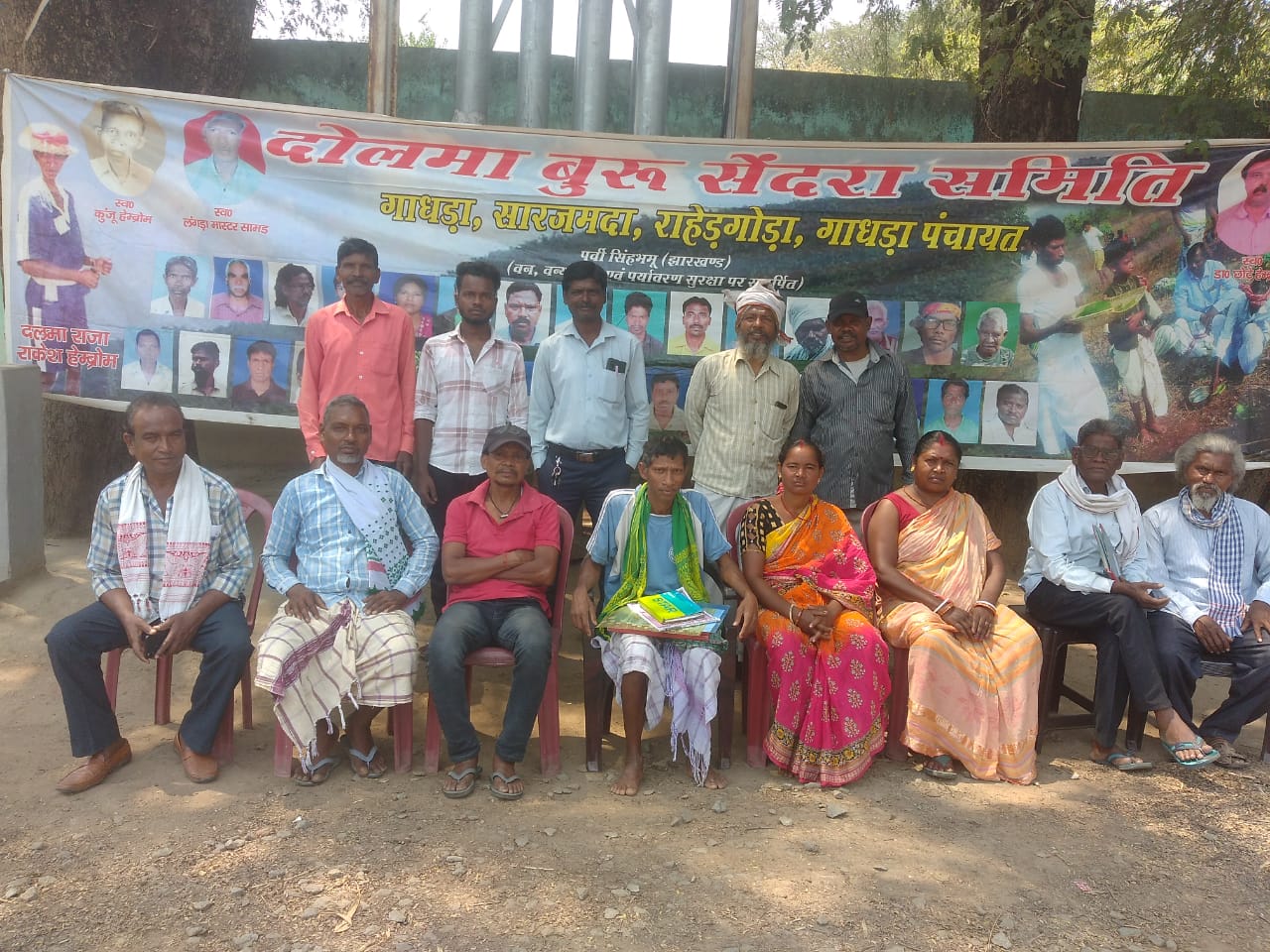 a83ac3db-b487-4fd4-a63f-6e7c47cac62e Jamshedpur News : परसुडीह क्षेत्र के गदड़ा गांव में रविवार को दलमा राजा राकेश हेंब्रम की अध्यक्षता में दलमा सेंदरा की रणनीतियों में विचार-विचार विमर्श किया गया. राकेश हेंब्रम ने बताया कि आदिकाल से आदिवासी समुदाय दलमा पहाड़ में सेंदरा की परंपरा का निर्वहन करते आ रहे हैं.