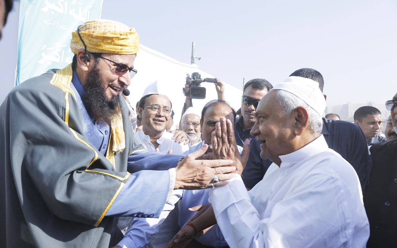 ईद की मुबारकबाद देने पहुंचे सीएम नीतीश कुमार