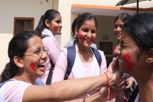 एसएम काँलेज में छात्रा एक दुसरे को अबीर लगाती