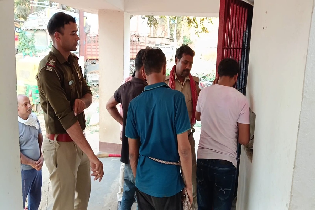 नशेड़ियों ने पुलिस गश्ती टीम पर किया हमला