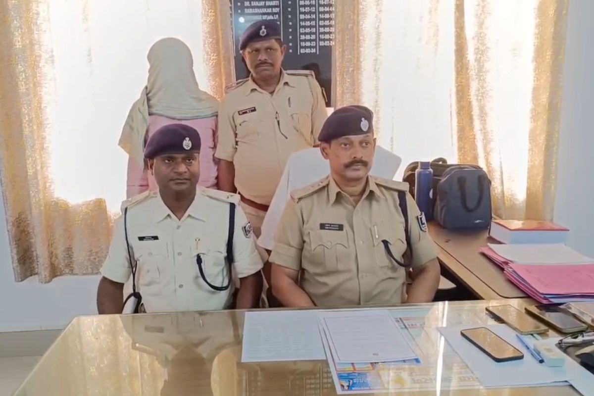 गिरफ्तार अपराधी की जानकारी देती पुलिस bihar news