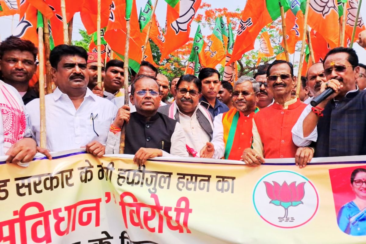 हफीजुल हसन के बयान से झारखंड की सियासत में उबाल, बोले बाबूलाल मरांडी- खून-खराबे की भाषा बोल रहे मंत्री 1 Political Turmoil On Hafizul Hasan Statement News