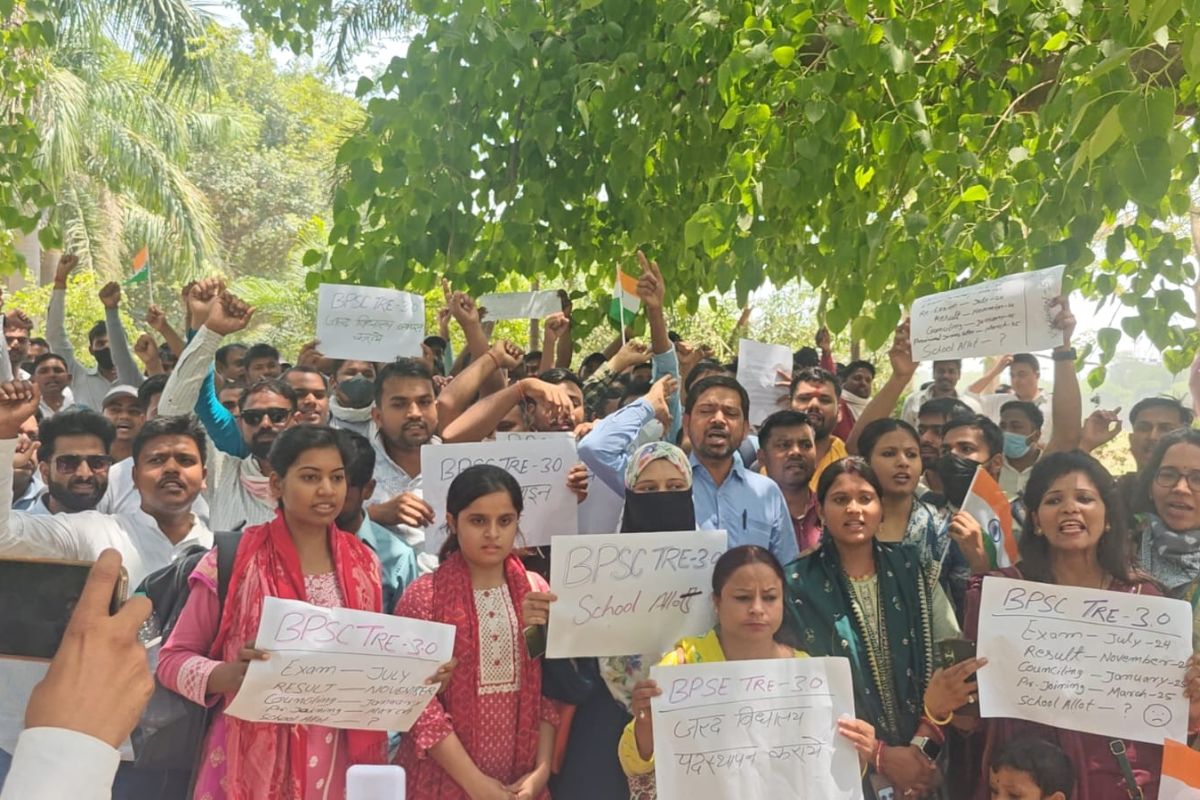Bihar: नौकरी मिलने के बाद भी ज्वाइनिंग का इंतजार कर रहे Bpsc टीचर, आंदोलन करने के लिए हुए मजबूर 1 ज्वाइनिंग की मांग को लेकर प्रदर्शन करते शिक्षक