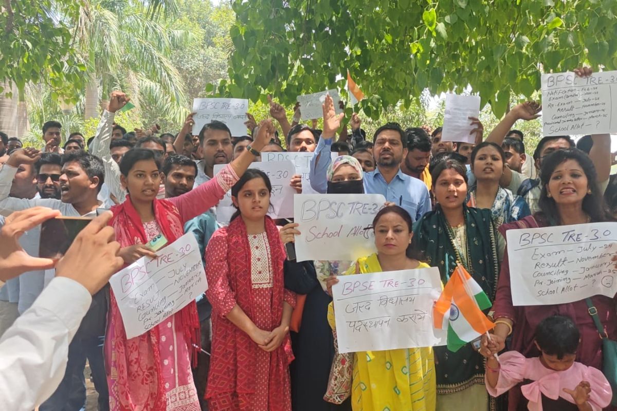 ज्वाइनिंग की मांग को लेकर प्रदर्शन करते शिक्षक ज्वाइनिंग की मांग को लेकर प्रदर्शन करते शिक्षक