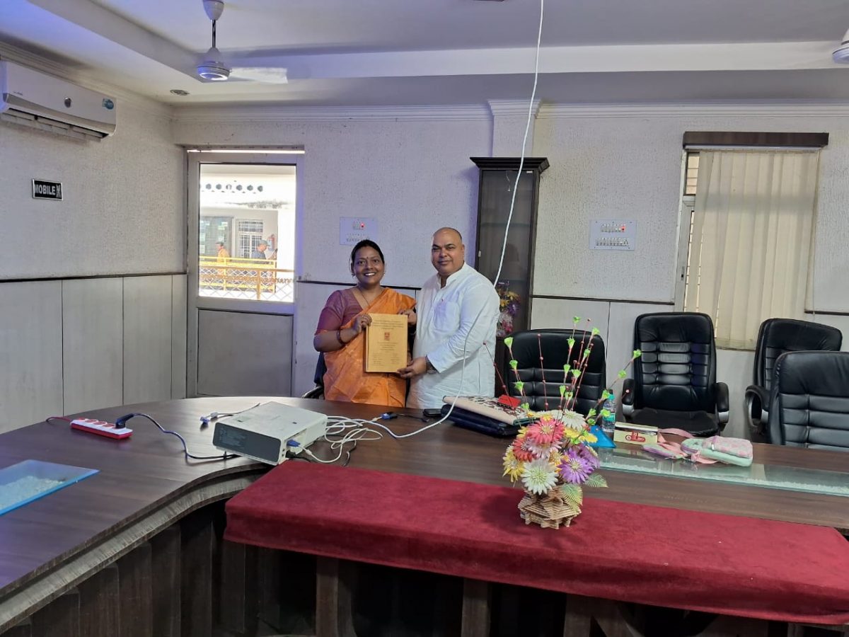Bihar News: पटना की डॉ. मनीषा को मिली पीएचडी की उपाधि, मगध महिला विवि से पूरा किया शिक्षा पर शोध 1 Whatsapp Image 2025 04 15 At 15.24.42