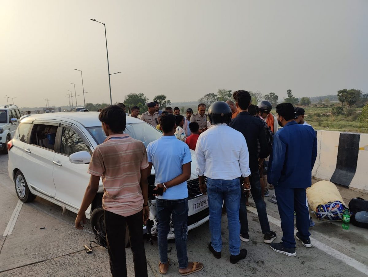 बिहटा-परेव फोरलेन पर सुबह पिकअप और ट्रेलर की टक्कर, शाम को दो कारों में भिड़ंत, आधा दर्जन लोग घायल 3 Whatsapp Image 2025 04 19 At 6.57.12 Pm