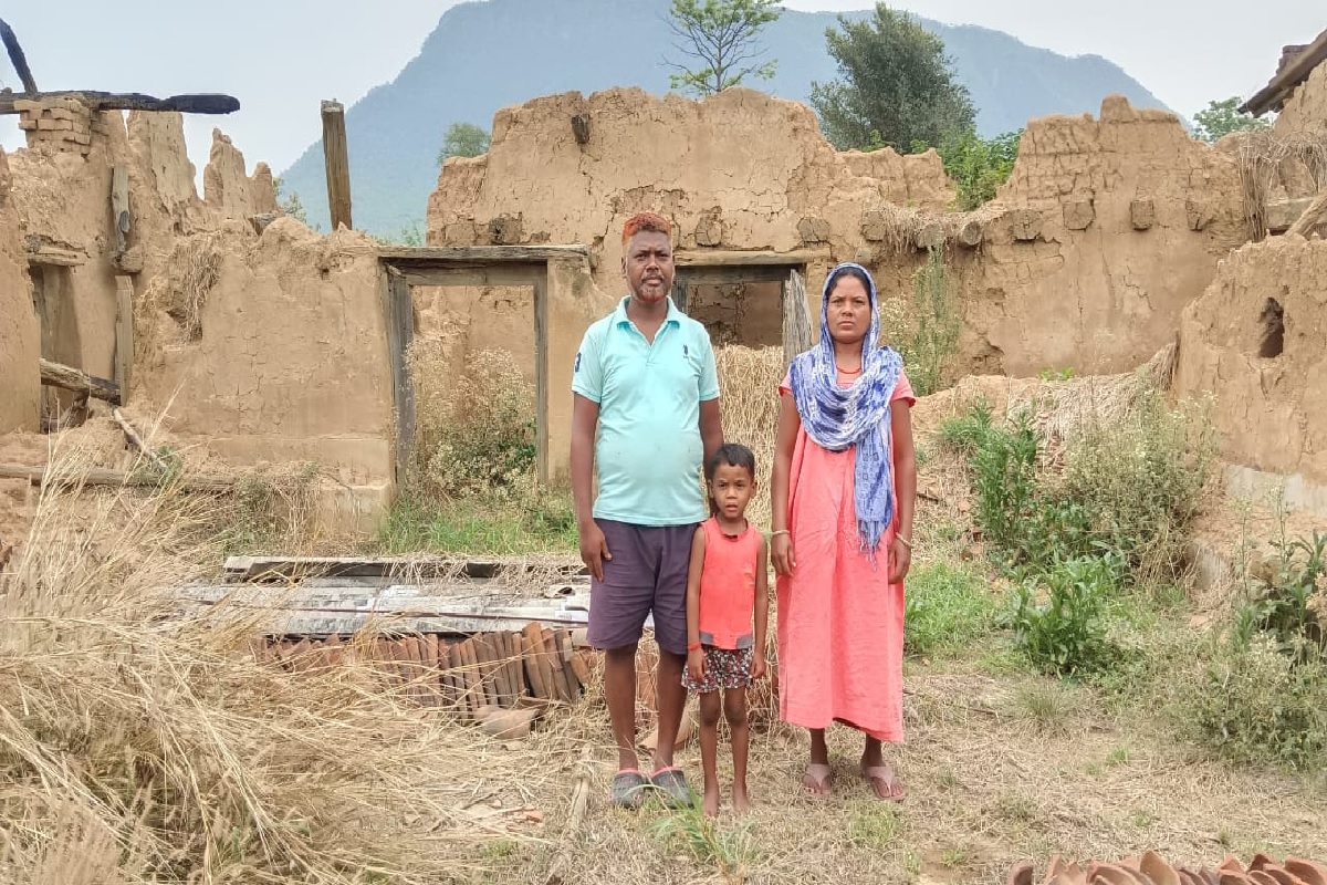 आदिवासी परिवार को नहीं मिला मुआवजा