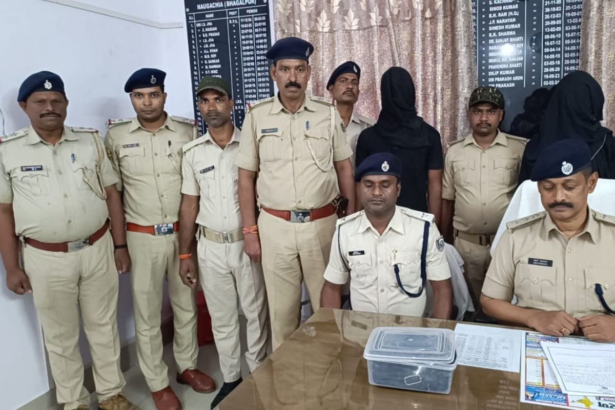 पुलिस टीम के साथ गिरफ्तार बदमाश