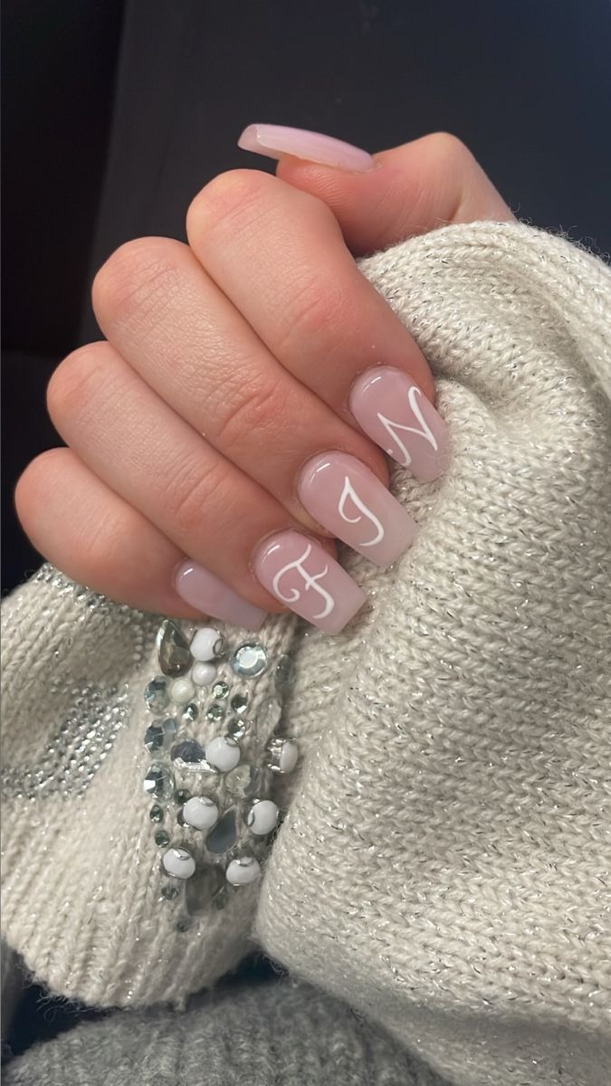Modern Bridal Nails Design: हाथों की सुंदरता में लगाएं चार चांद, ट्राय करें ये लेटेस्ट नेल आर्ट्स 6 WhatsApp Image 2025 05 03 at 2.44.53 PM
