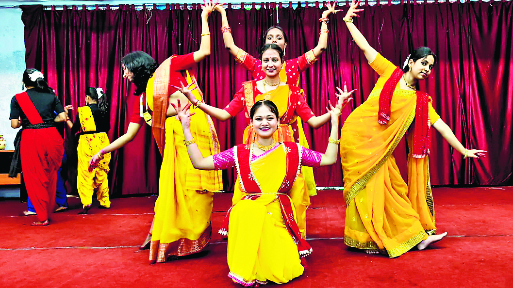 Dhanbad News: कविगुरु ने विश्व को भारतीय साहित्य, कला और दर्शन से समृद्ध किया : कुलपति