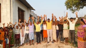 पेयजल संकट से परेशान ग्रामीणों ने डीएम को दिया आवेदन