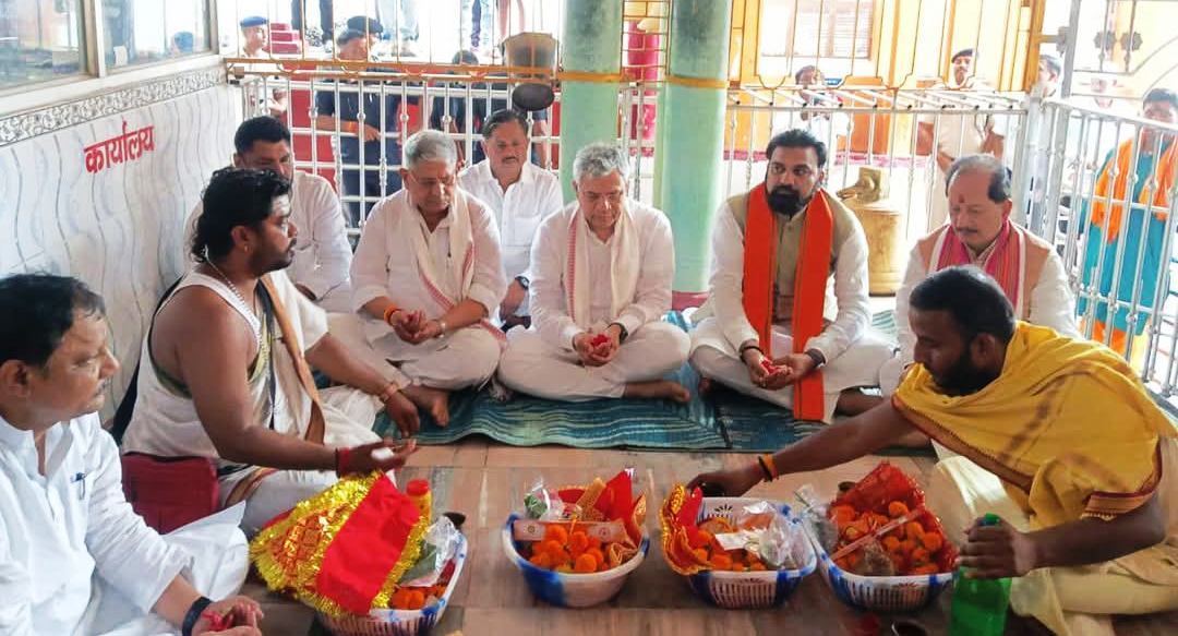 रेल मंत्री ने चंडिका स्थान में की पूजा-अर्चना