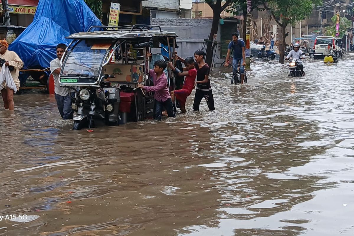 gaya news gaya news | The first rain in Gaya became a disaster, waterlogging from roads to municipal office
