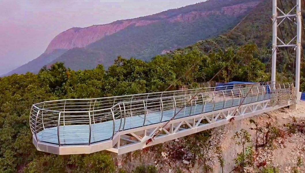 Tourist Places: गर्मी में भी ठंड का एहसास दिलाएंगी बिहार की ये 5 जगहें, खूबसूरती में कश्मीर और मनाली को देती हैं टक्कर 2 Glass Bridge