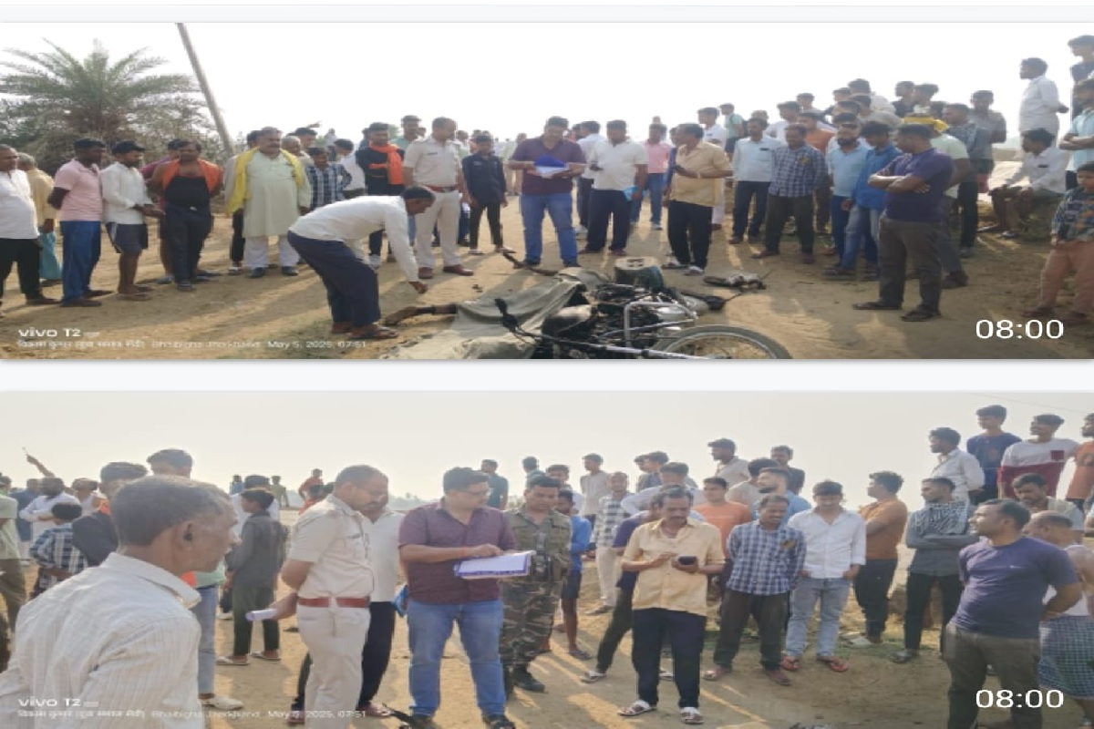 घटनास्थल पर मौजूद पुलिस अधिकारी और ग्रामीण