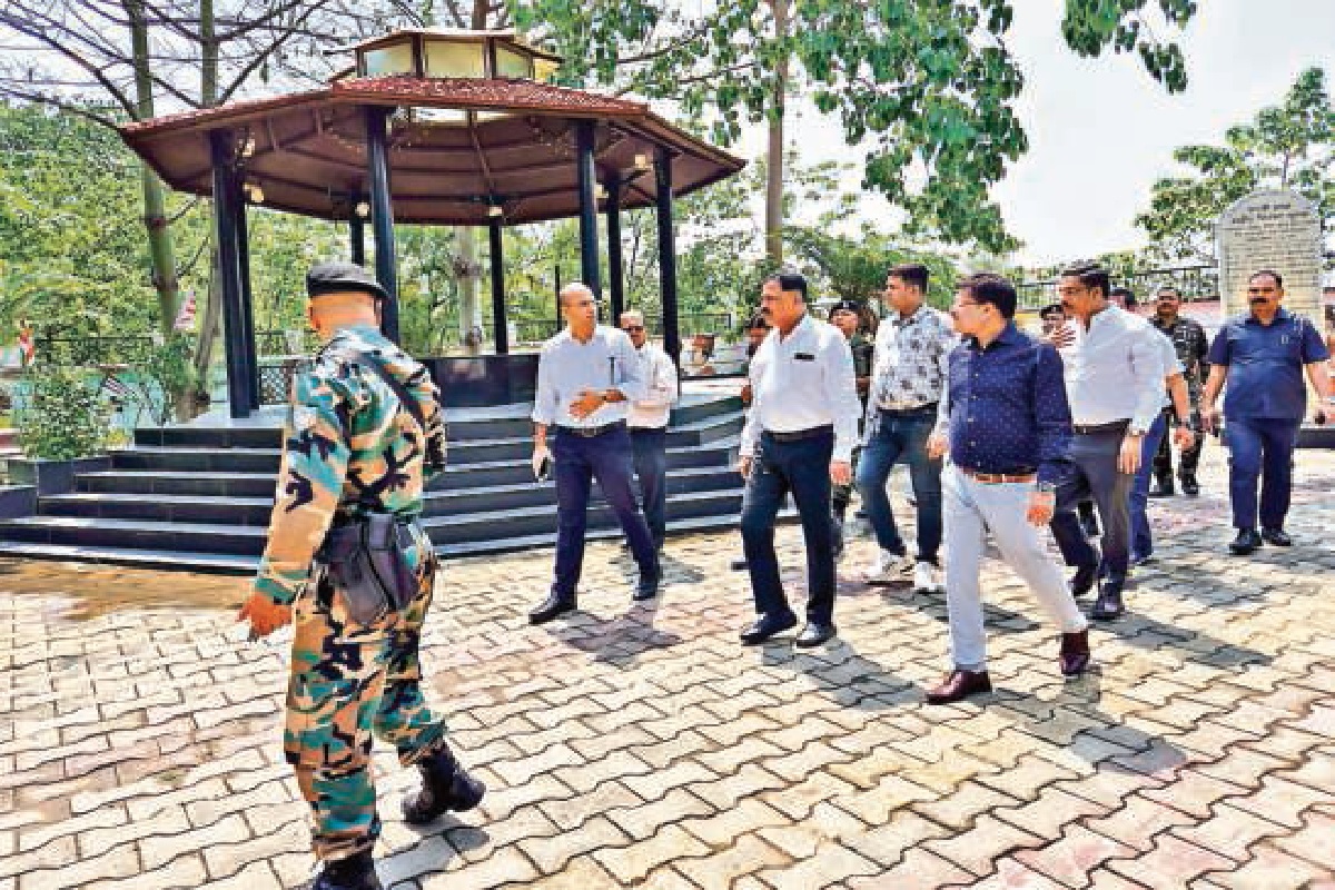 भगवान बिरसा मुंडा समाधि स्थल का निरीक्षण करते मंत्री सुदिव्य सोनू