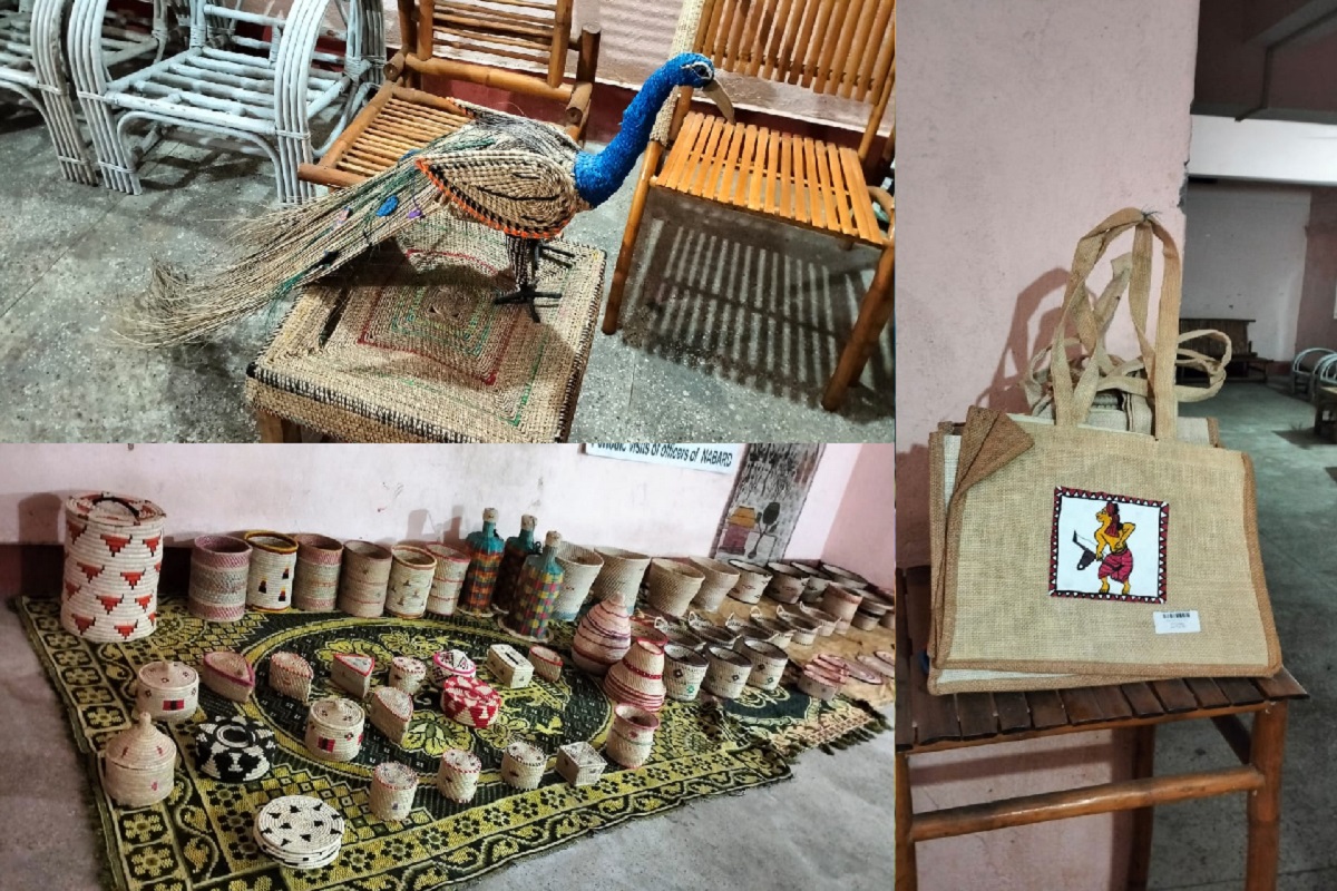 पीएम जनमन योजना से बदल रही आदिम जनजाति गांवों की तस्वीर, स्वरोजगार से मिल रही नई पहचान 2 महिलाओं द्वारा बनाये गये हस्तनिर्मित वस्तुएं