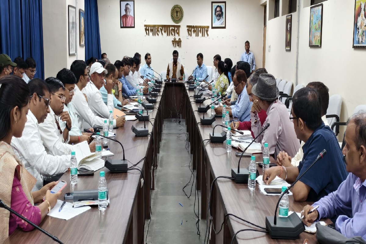 वरीय पदाधिकारियों के साथ बैठक करते रांची डीसी