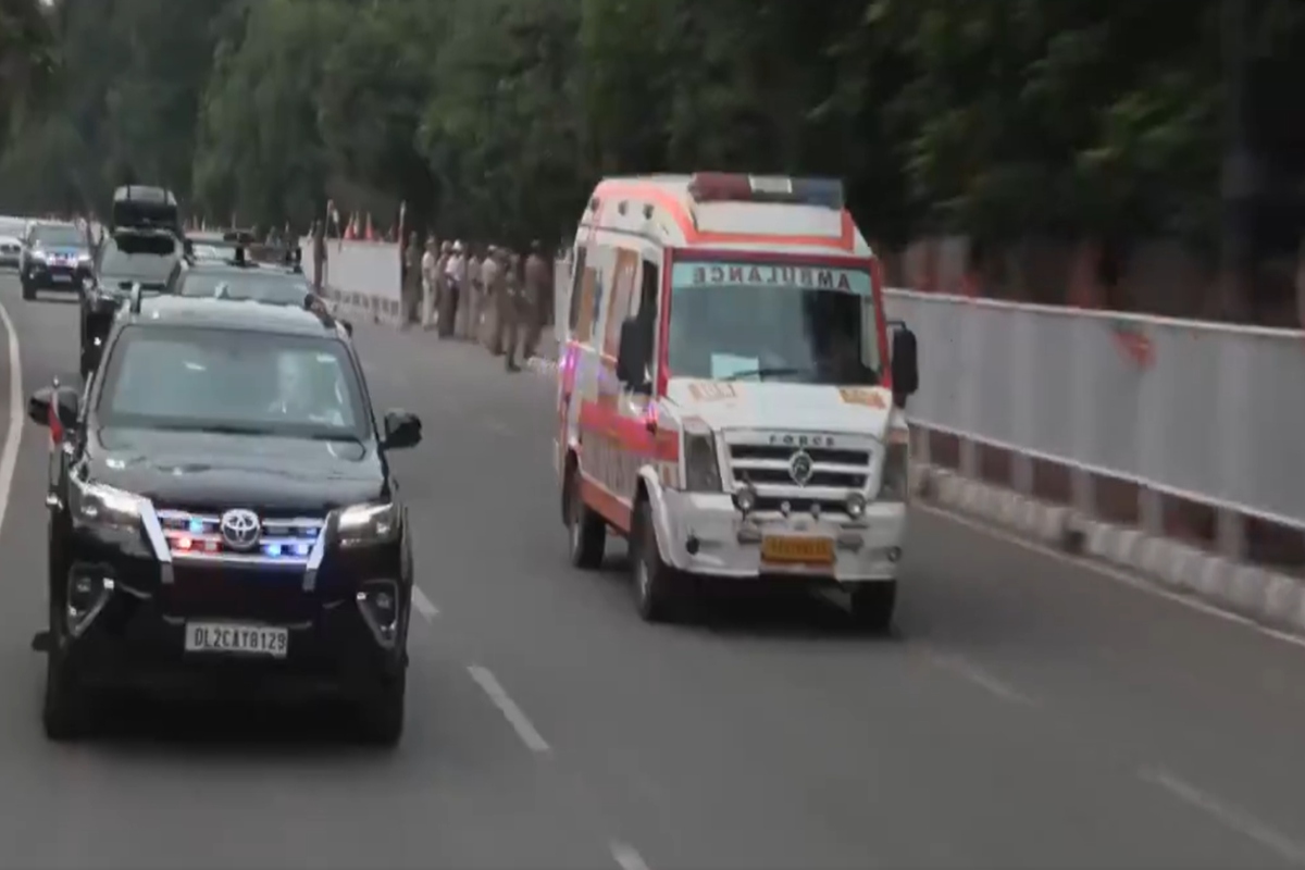 PM Modi: रोड शो के दौरान सामने आ गया एंबुलेंस, पीएम मोदी के काफिले ने दिया रास्ता, सामने आया Video