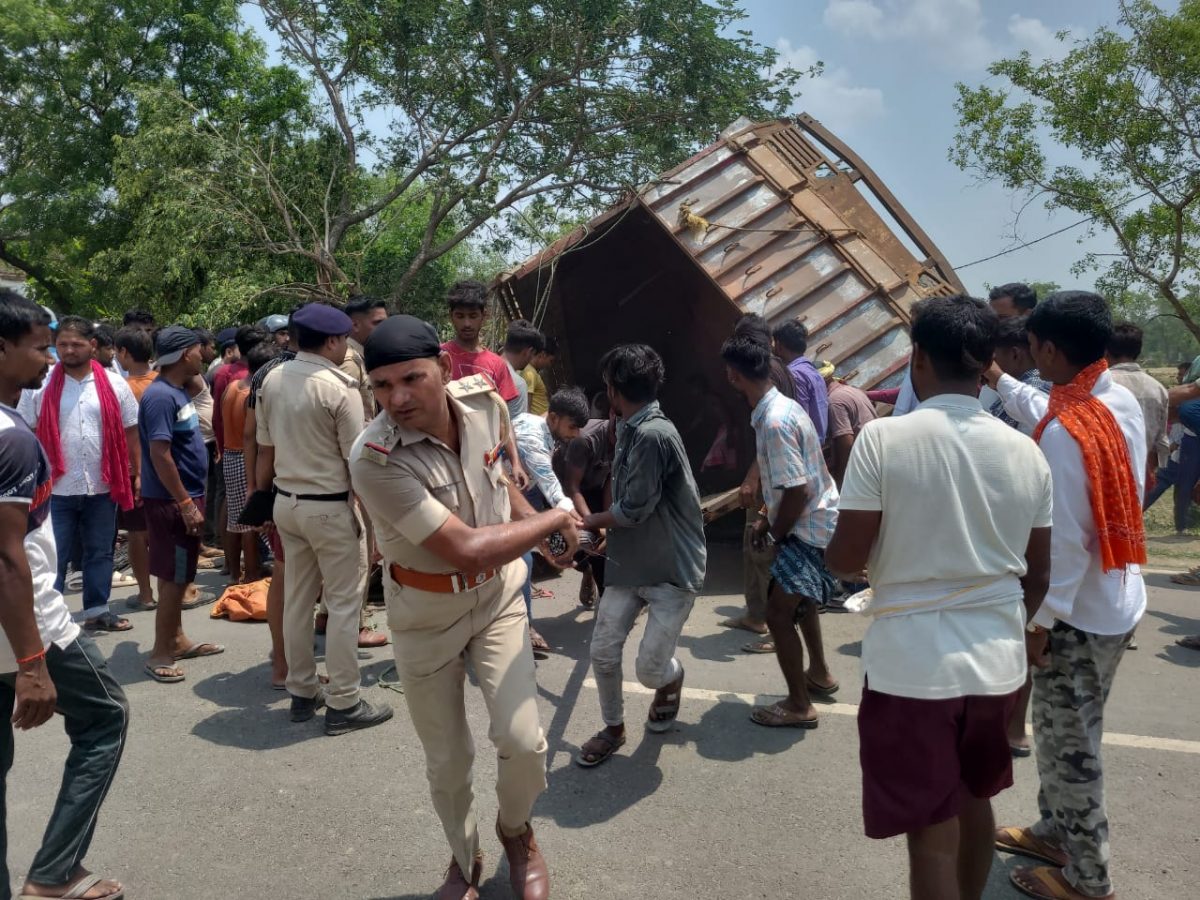 Video: बिहार में ट्रक पलटा तो घंटे भर दबा रहा खलासी, पंखा झेलते रहे ग्रामीण, ऐसे बची जान... 2 Whatsapp Image 2025 06 11 At 12.12.08 Pm