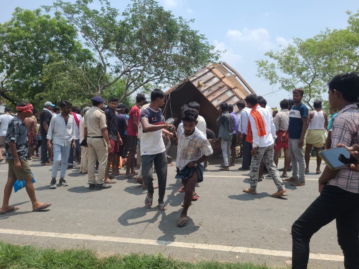 Video: बिहार में ट्रक पलटा तो घंटे भर दबा रहा खलासी, पंखा झेलते रहे ग्रामीण, ऐसे बची जान... 5 Whatsapp Image 2025 06 11 At 12.12.09 Pm