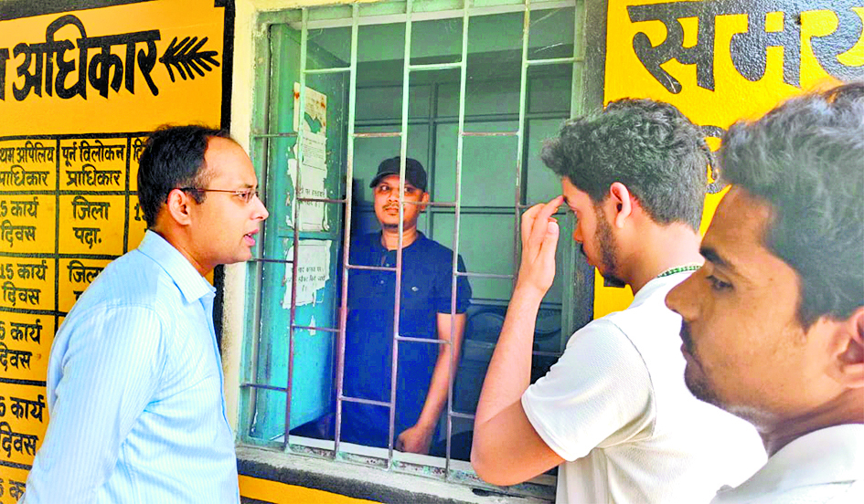 Gaya News : अधिकतर कर्मी मिले गायब, अगले आदेश तक वेतन बंद