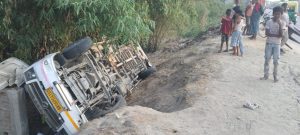 Motihari: सीतामढ़्री से बरातियों को लेकर यूपी जा रही बस पलटी, बाल-बाल बचे लोग