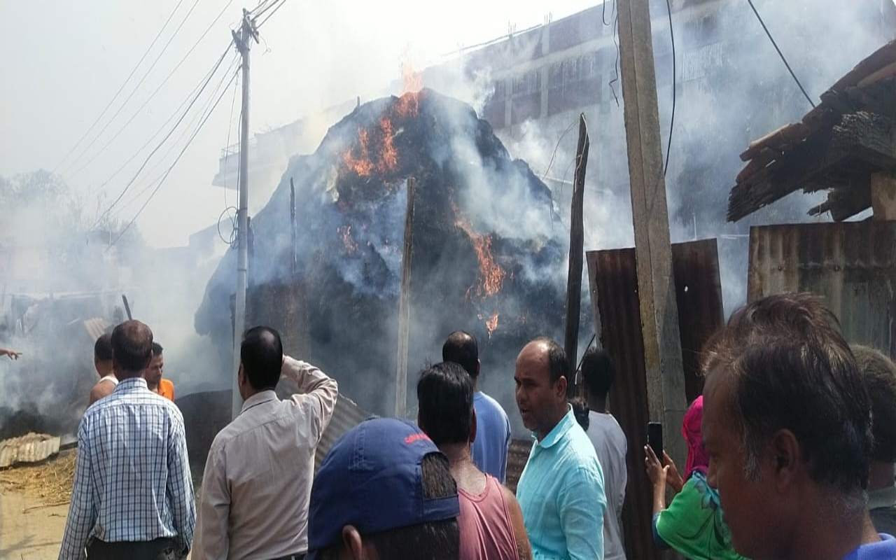 Jharkhand Breaking News: कोयले लदे बोगी से उठने लगा धुआं, साहिबगंज रेलवे स्टेशन पर आग बुझाने में जुटे कर्मी