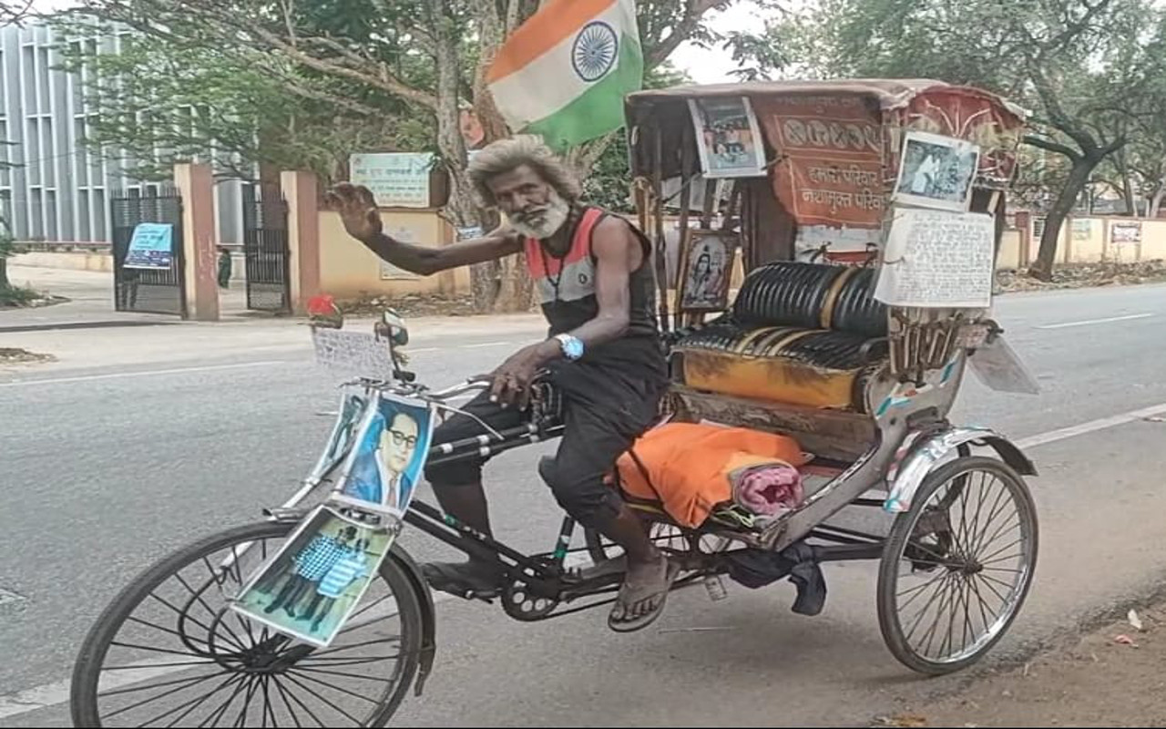 Jharkhand Breaking News Live: युवाओं के बीच अलख जगाने रिक्शे से इंडिया टूर पर निकले 55 वर्षीय घनई साव 