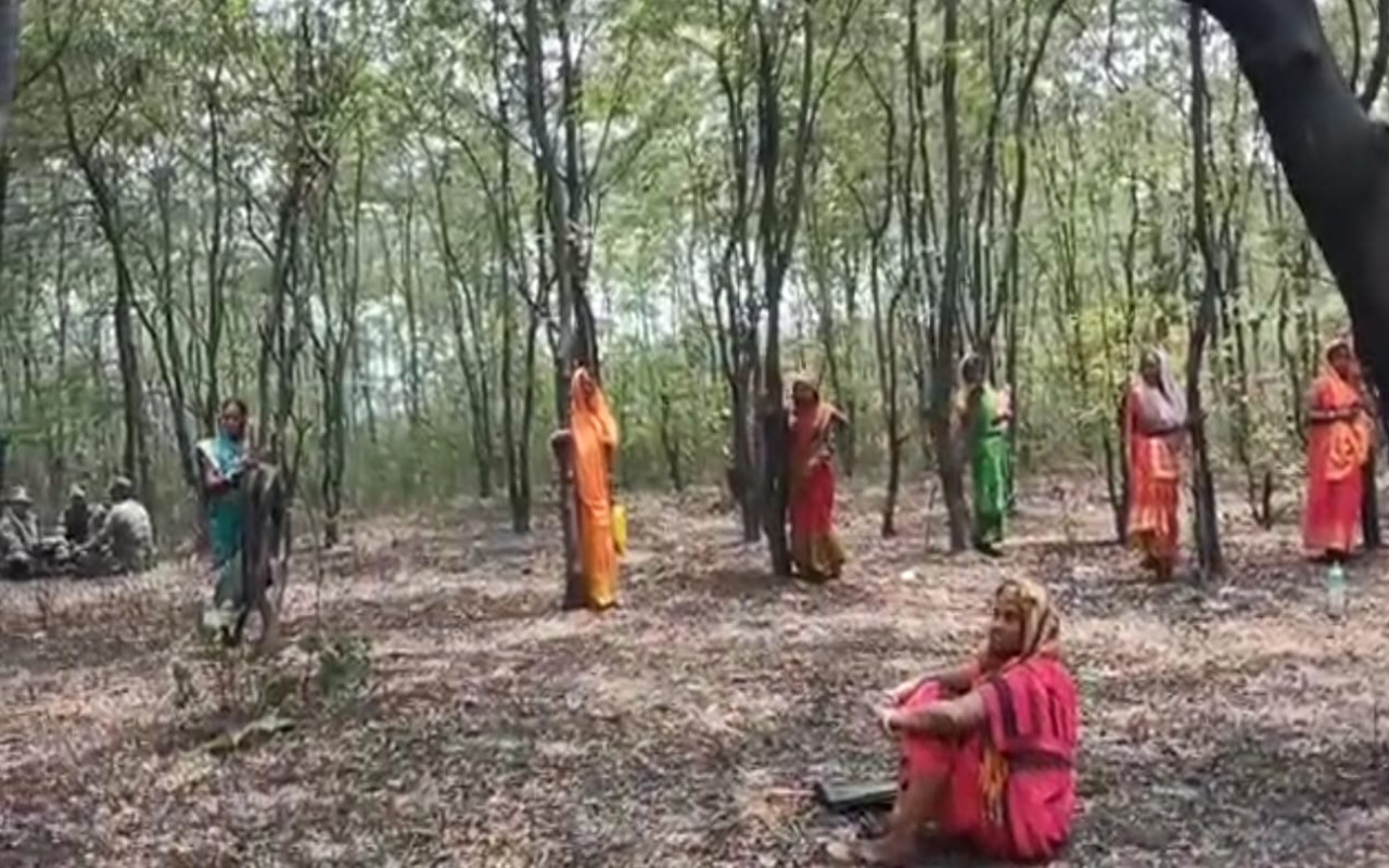Jharkhand Breaking News Live: रामगढ़ की महिलाएं पेड़ों से लिपटीं, बोलीं- जान देंगे पर जंगल नहीं कटने देंगे