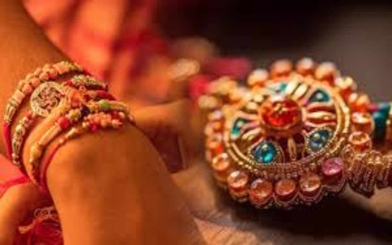 Happy Raksha Bandhan Wishes :  बहना ने भाई की कलाई पर प्यार बांधा है...आप भी यहां से भेजें शुभकामनाएं 