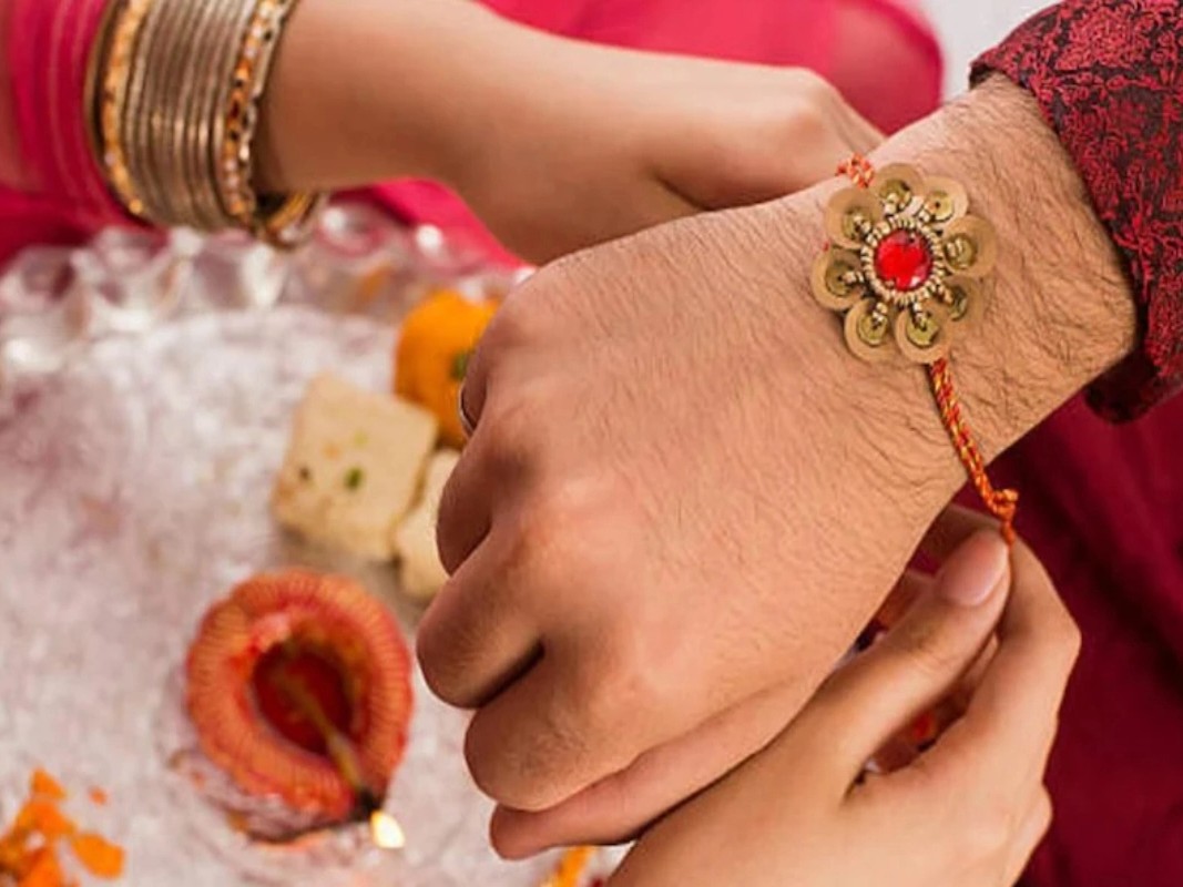 Happy Raksha Bandhan Wishes :  बहना ने भाई की कलाई पर प्यार बांधा है...आप भी यहां से भेजें शुभकामनाएं 