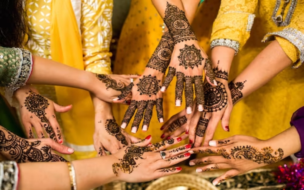 Karwa Chauth 2023 Mehndi Designs LIVE: करवा चौथ पर हाथ और पैरों में लगाएं सुंदर मेंहदी डिजाइन