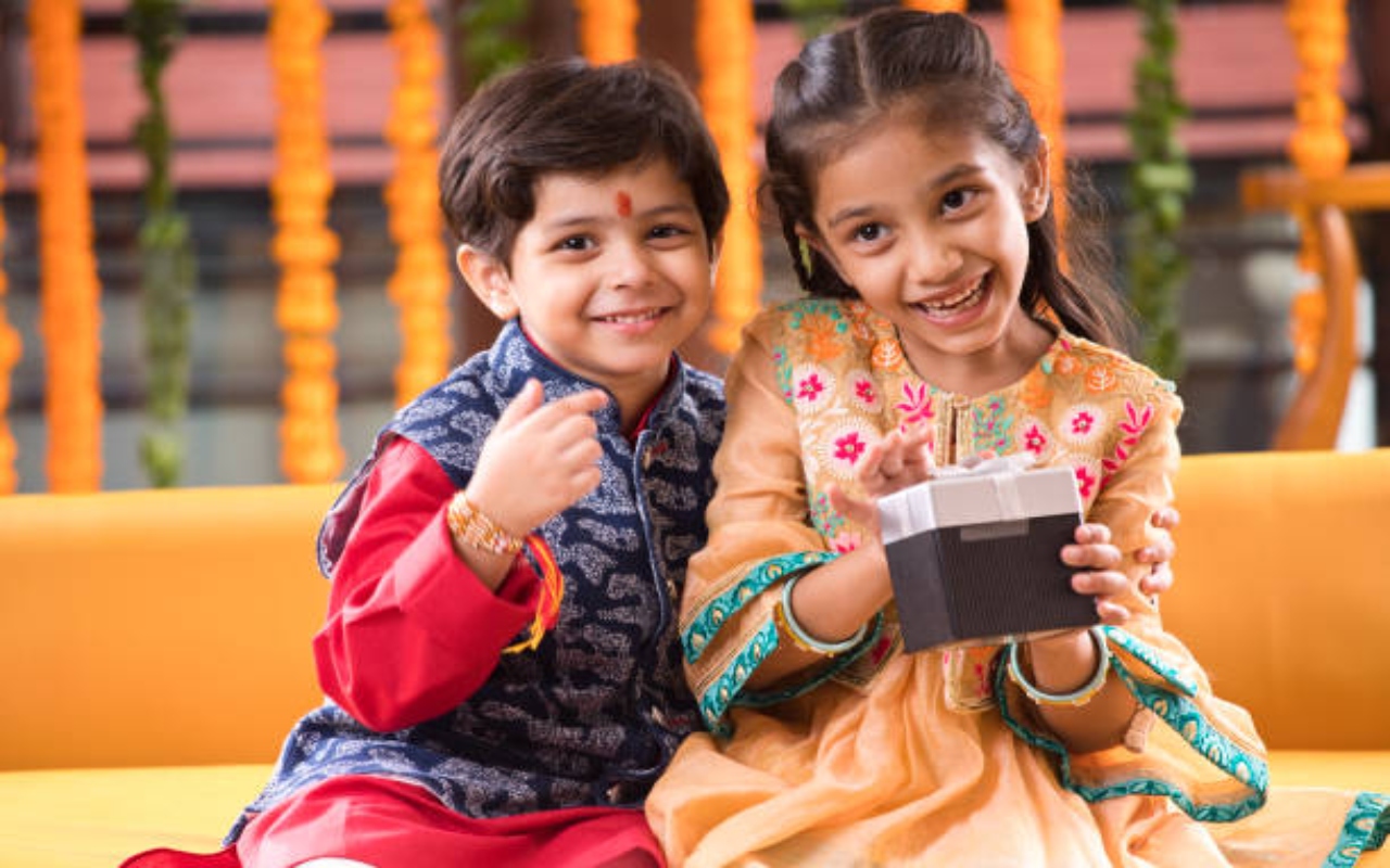 Happy Raksha Bandhan Wishes : बहना ने भाई की कलाई पर प्यार बांधा है...आप भी यहां से भेजें शुभकामनाएं