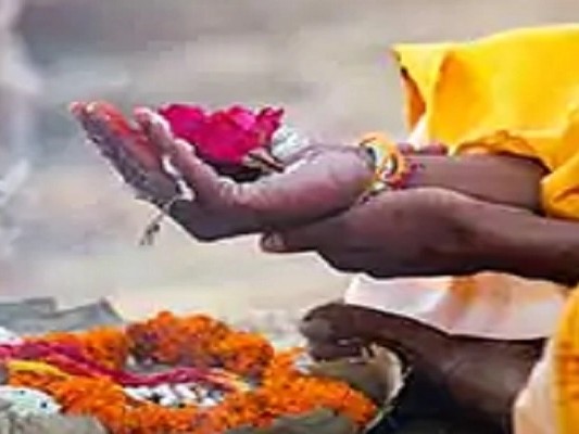 Pitru Paksha 2023 Live: पितृ पक्ष में पिंडदान करने पर पूर्वज होते हैं प्रसन्न, श्राद्ध में जरूर शामिल करें...