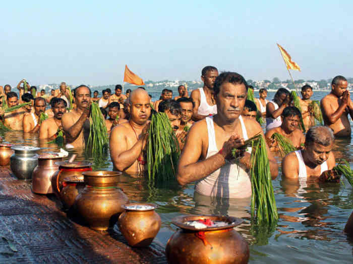 Pitru Paksha 2023 Live: पितृ पक्ष में पिंडदान करने पर पूर्वज होते हैं प्रसन्न, श्राद्ध में जरूर शामिल करें...