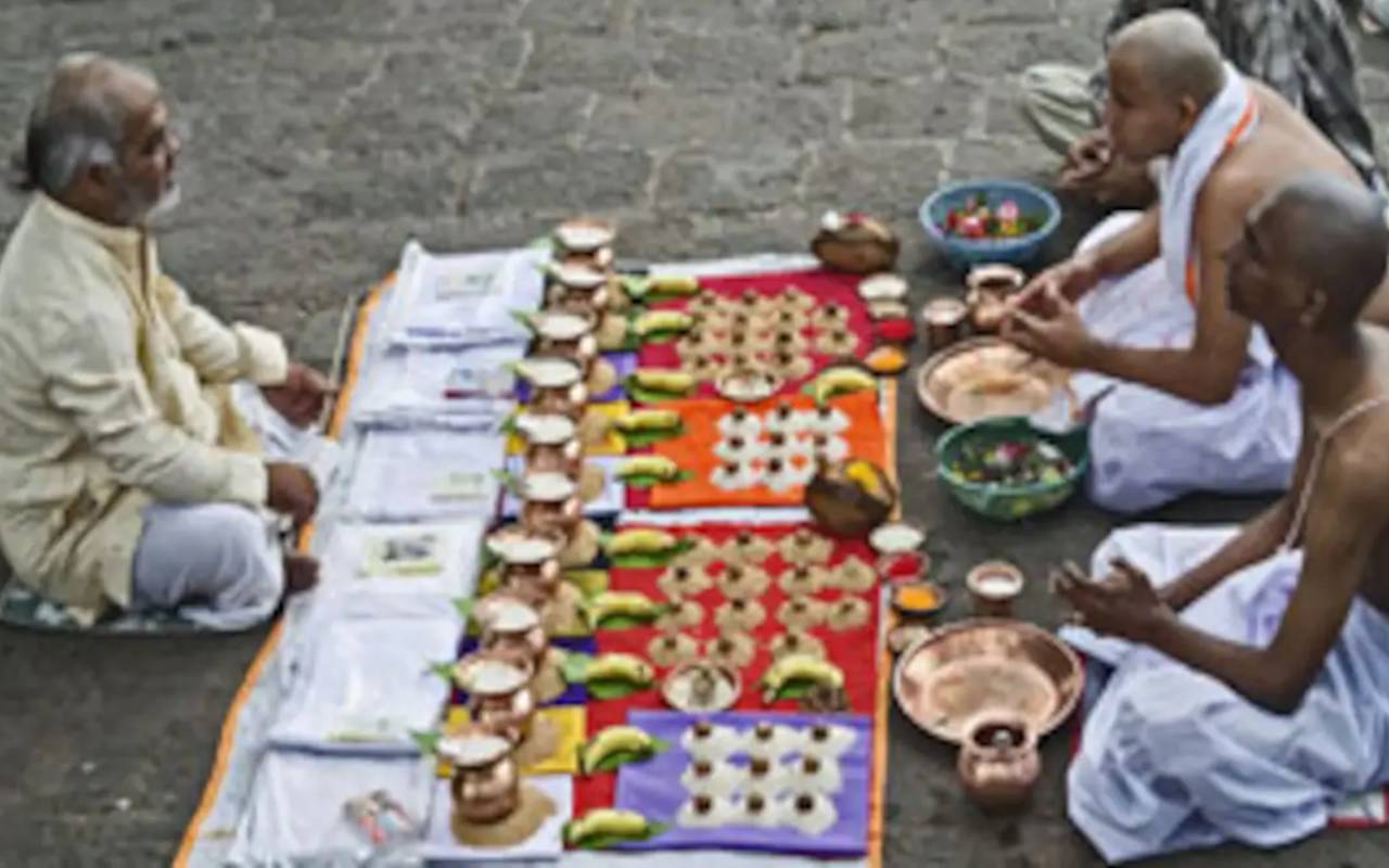 Pitru Paksha 2023 Live: पितृ पक्ष में पिंडदान करने पर पूर्वज होते हैं प्रसन्न, श्राद्ध में जरूर शामिल करें...