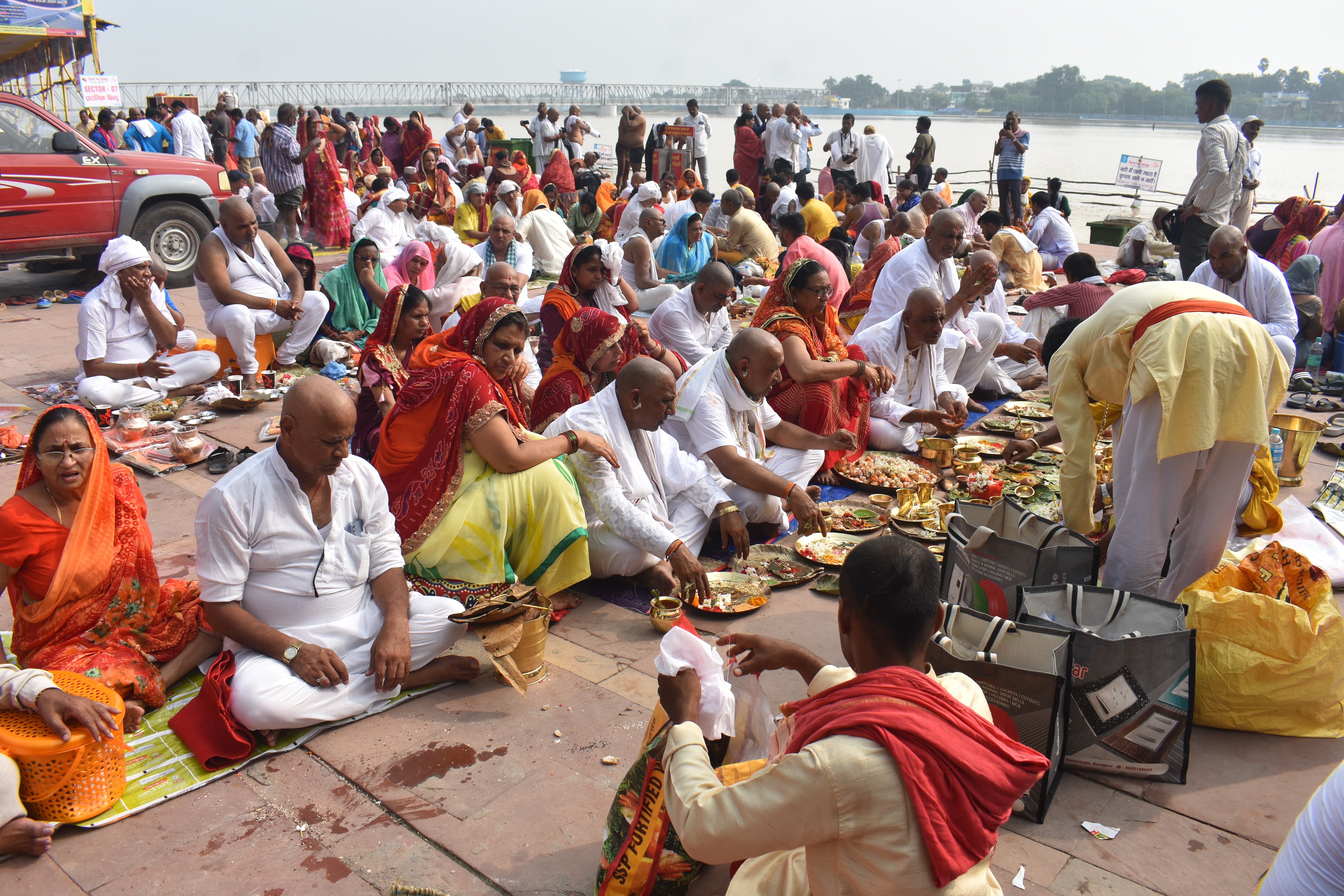 Pitru Paksha 2023 Live: पितृ पक्ष में पिंडदान करने पर पूर्वज होते हैं प्रसन्न, श्राद्ध में जरूर शामिल करें...