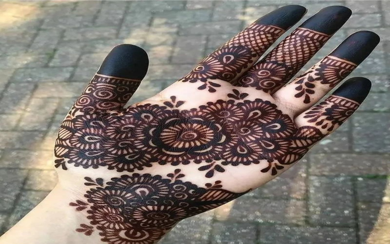 Karwa Chauth 2023 Mehndi Designs LIVE: करवा चौथ पर हाथ और पैरों में लगाएं सुंदर मेंहदी डिजाइन