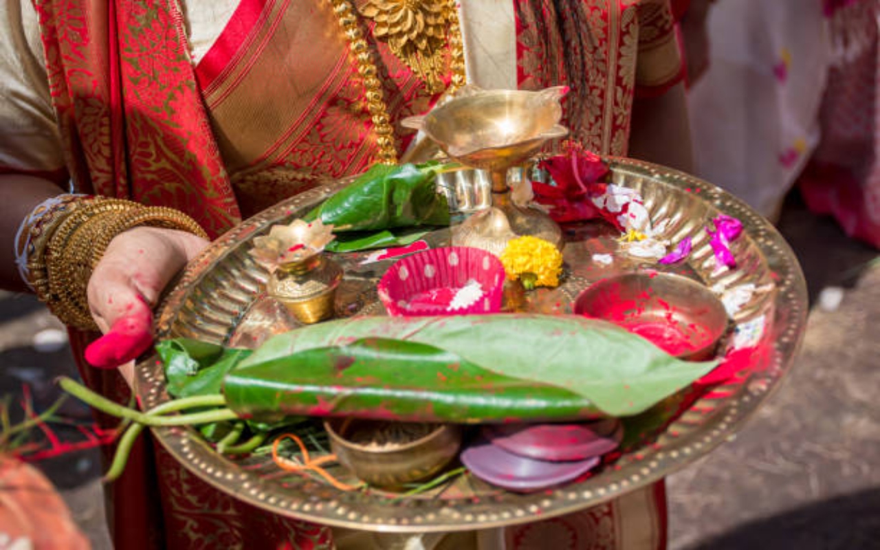 Shardiya Navratri 2023: नवरात्रि के दूसरे दिन कैसे करें मां ब्रह्मचारिणी की पूजा, किस रंग का पहने कपड़ा