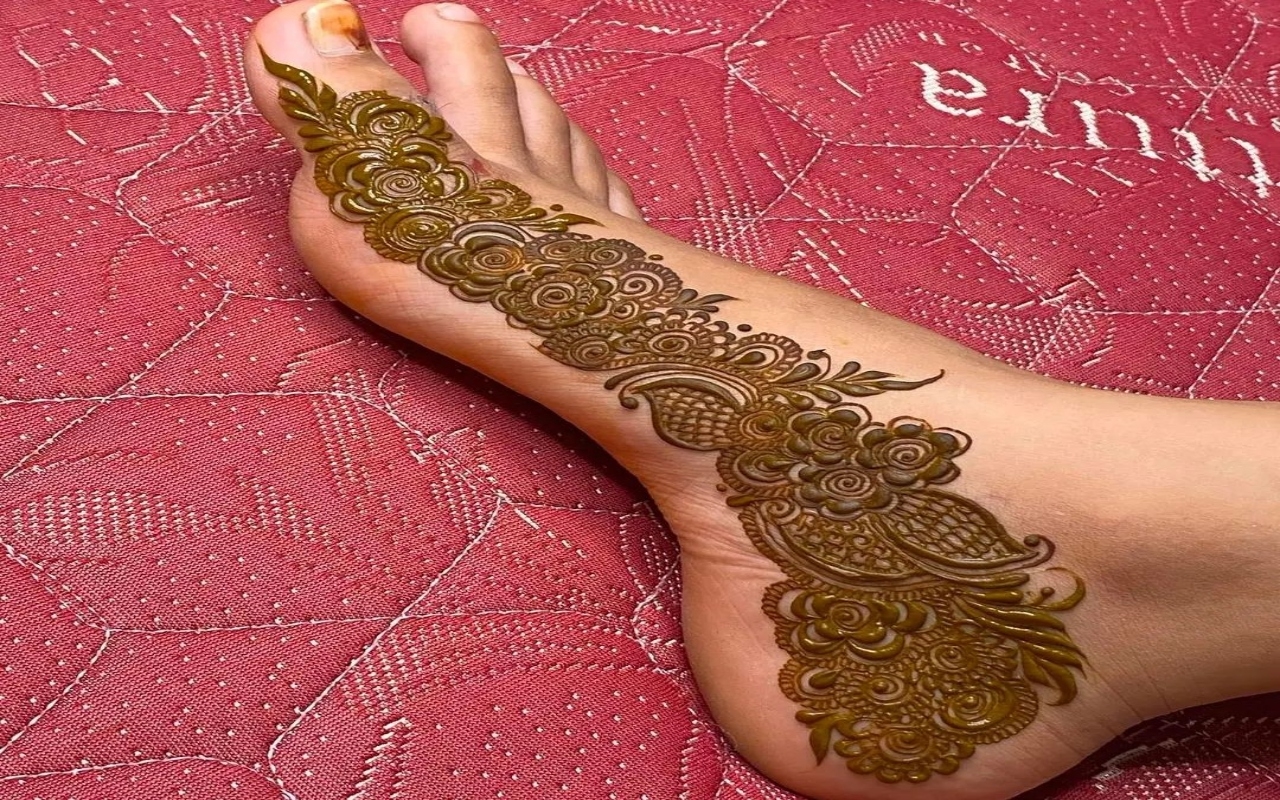 Karwa Chauth 2023 Mehndi Designs LIVE: करवा चौथ पर हाथ और पैरों में लगाएं सुंदर मेंहदी डिजाइन