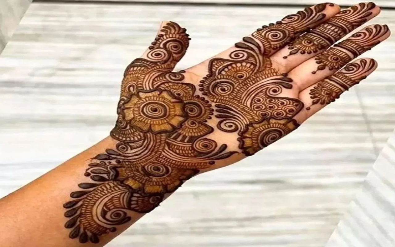 Karwa Chauth 2023 Mehndi Designs LIVE: करवा चौथ पर हाथ और पैरों में लगाएं सुंदर मेंहदी डिजाइन